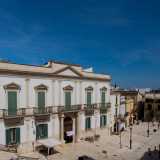 Siamo ora fuori dalla cattedrale, per soffermarci sul bianco edificio in stile neoclassico costruito a ridosso della chiesa. � il Palazzo Vescovile, del 1858, opera dell�architetto bitontino Luigi Castellucci
